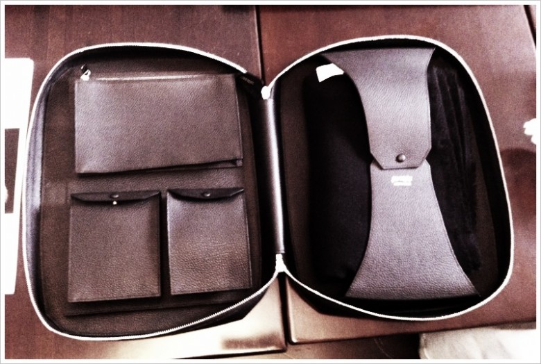 Exemplaire leather travel kit including : 100% cashmere plaid, socks, and sleeping mask